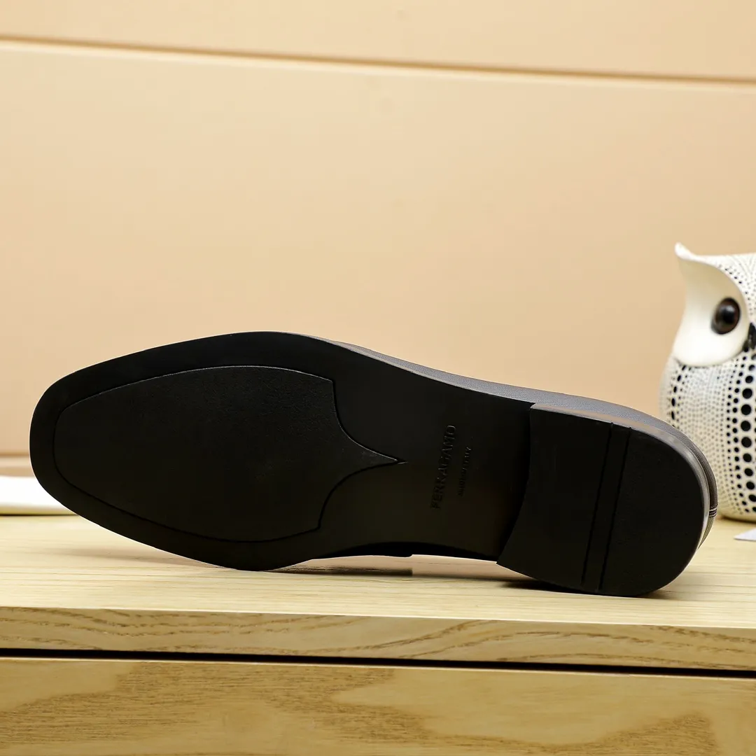 Factory price 460 🔥Ferragamo's new men's casual slip-on shoes🇨🇳Official website original 1:1 mold opening, original quality💯Fine workmanship, high-end luxury☘The upper is made of imported Italian first-layer cowhide🌴Water-dyed🐂Leather lining🍓Rubber wear-resistant and non-slip outsole, breathable and comfortable to wear🍍The first choice for high-grade men, black is optional! Code number 38-44 (45.46. Can be customized)